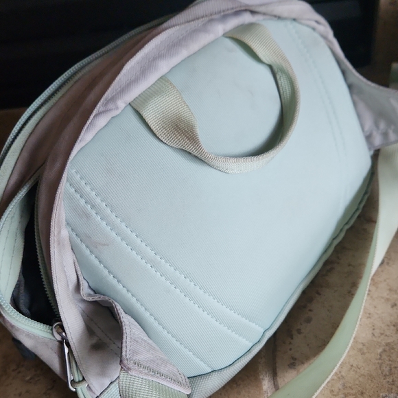 The North Face Handbags - The Noeth Face Mint Green Women's Belt Bag/crossbody